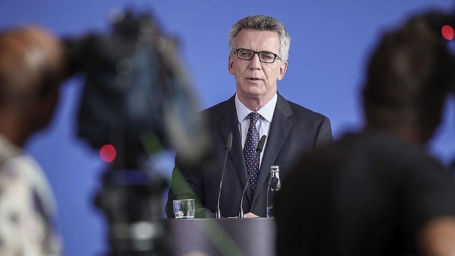 El ministro del Interior, Thomas de Maizière, comparece en una rueda de prensa celebrada en Berlín para informar de los tres solicitantes de asilo sirios detenidos. EFE/Michael Kappeler