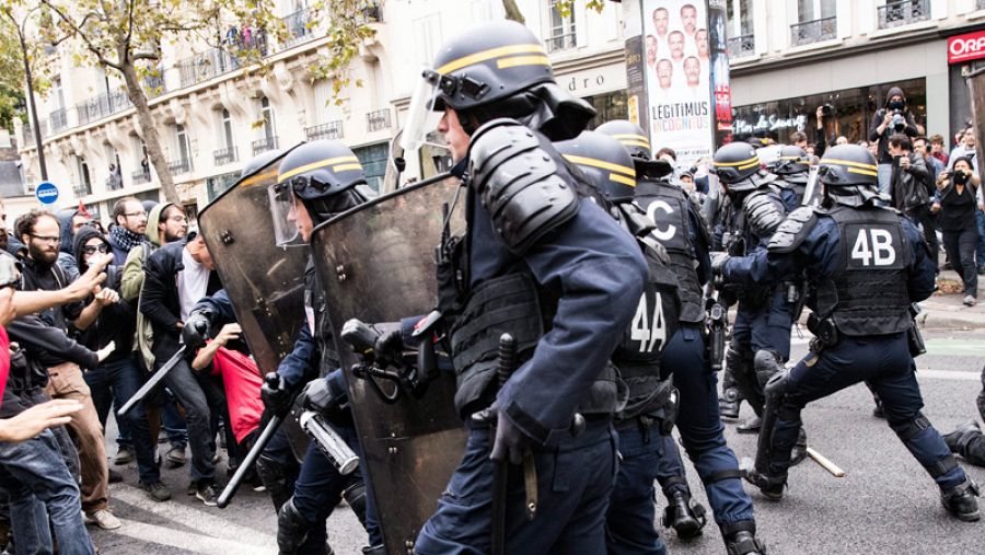 Varios policías se enfrentan con los manifestantes durante una protesta contra la reforma laboral en París, Francia