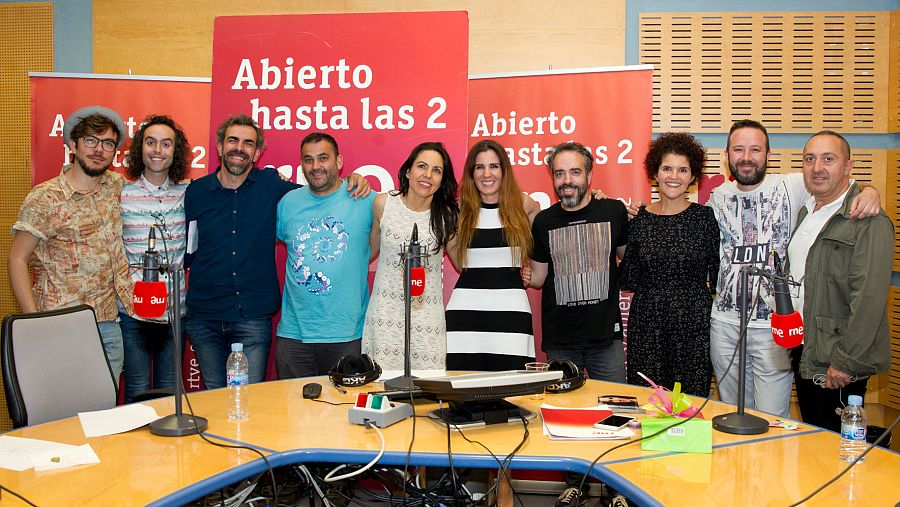 Todo el equipo del programa, con la cantante malagueña