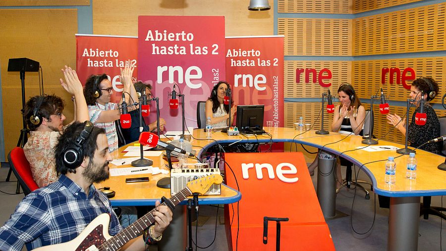Paloma Arranz, Diana Navarro, Miguel Ángel Hoyos, Antílopez y Patricia Costa, en la mesa de 'Abierto hasta las 2'