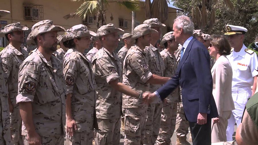 El ministro de Defensa con soldados españoles en África
