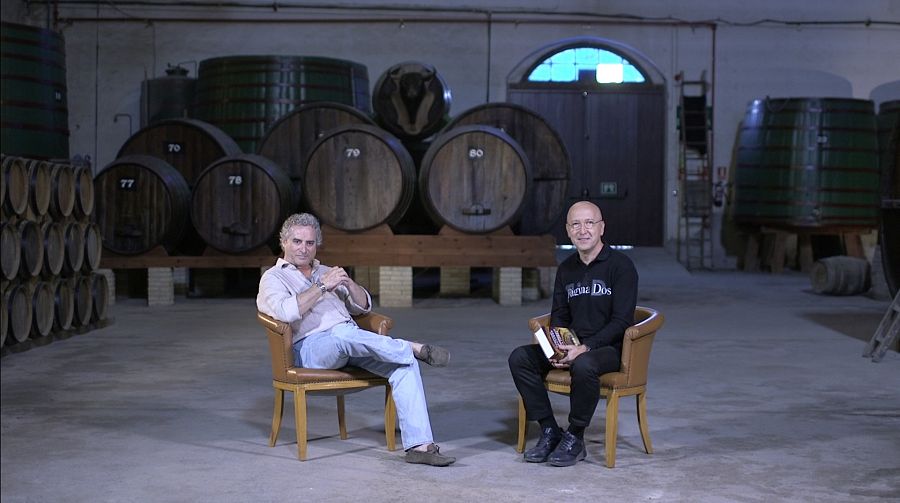 Óscar López  entrevista a Ildefonso Falcones en unas conocidas bodegas de Vilafranca del Penedès, rodeados de barricas