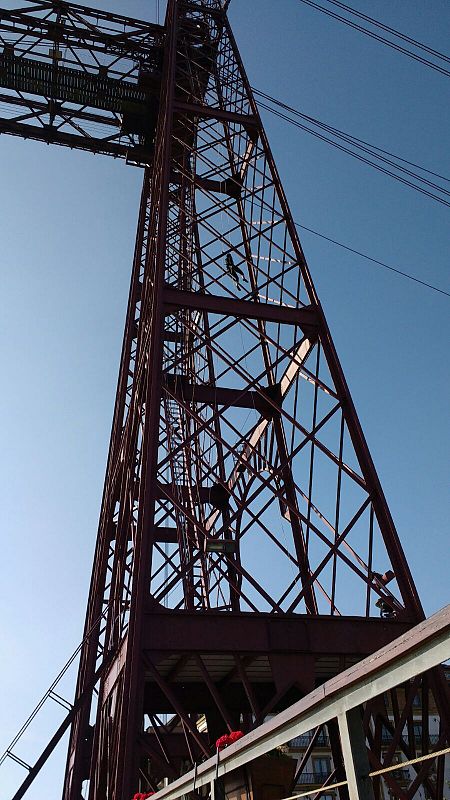 El Puente Vizcaya lleva más de 120 años transportando a personas y vehículos desde Portugalete a Las Arenas (Guetxo)