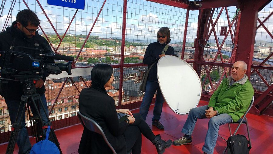 Durante el rodaje de 'La mitad invisible' en el Puente Vizcaya