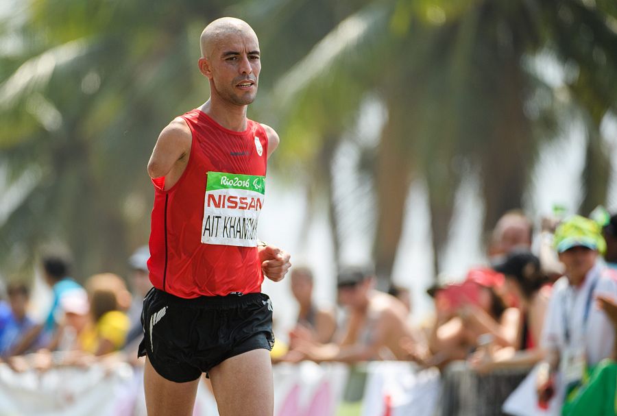 Abderrahman Ait Khamouch Badaui celebra la plata lograda en la prueba de maratón de los Paralímpicos.