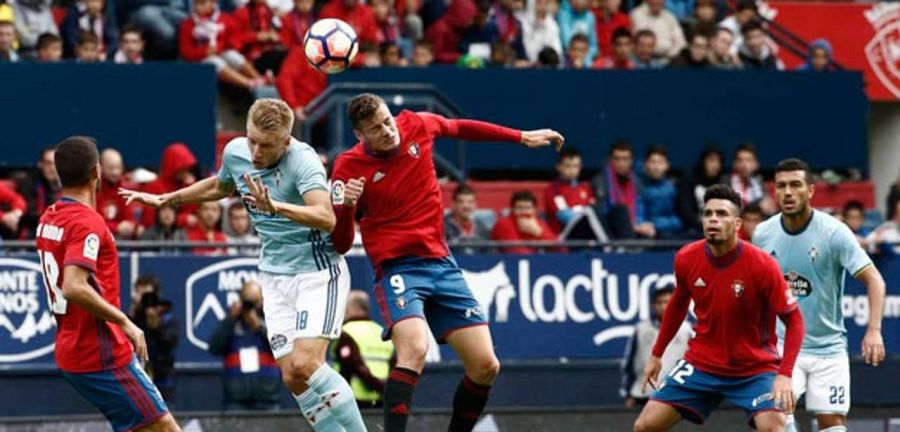 El jugador de Osasuna Oriol Riera disputa el esférico con Wass, del Celta.