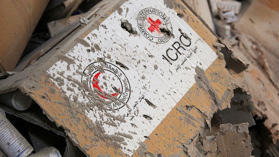 Caja con material médico de la Cruz Roja/Media Luna roja en uno de los almacenes de ayuda en la aldea de Urm al-Kubra