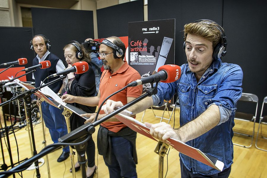 Los protagonistas de la ficción sonora durante uno de los ensayos