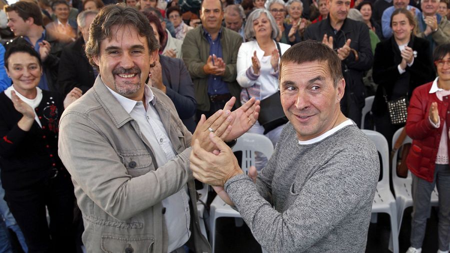 El secretario general de Eusko Alkartasuna (EA), Pello Urizar (i) junto al líder abertzale Arnaldo Otegi (c) en un acto de EH Bildu