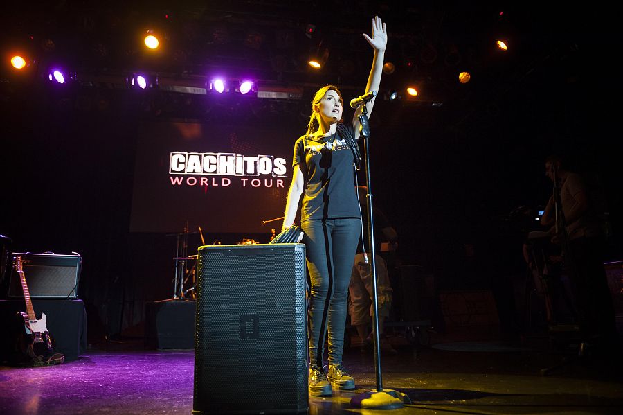 Virginia como regidora de escenario. Ella sí conoce a los músicos