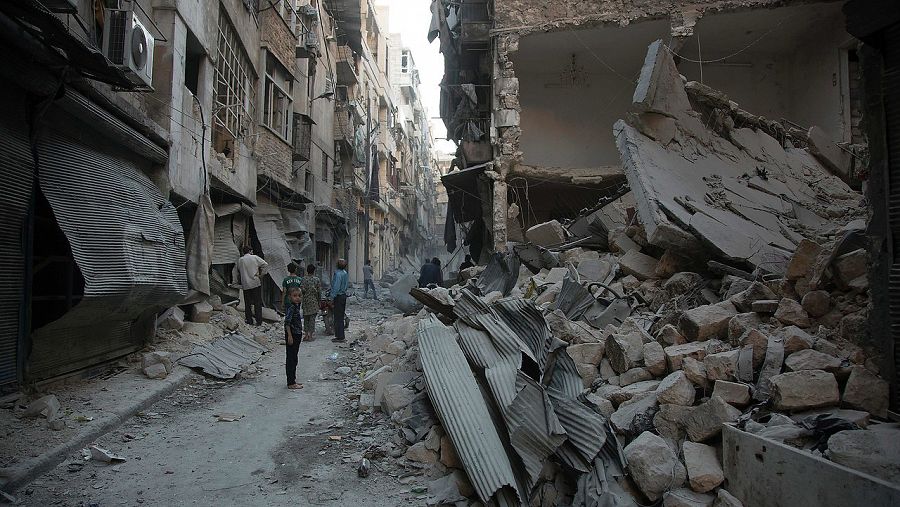 Edificios destruidos por los bmbardeos en el barrio de Kam al Yabal, controlado por los rebeldes en Alepo, Siria, el 18 de septiembre de 2016. AFP PHOTO / KARAM AL-MASRI