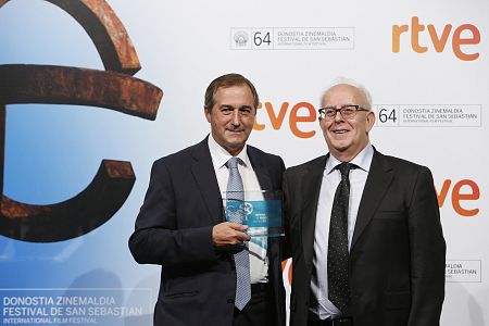 Eladio Jareño recoge el reconocimiento de FAPAE por el apoyo de TVE al cine español