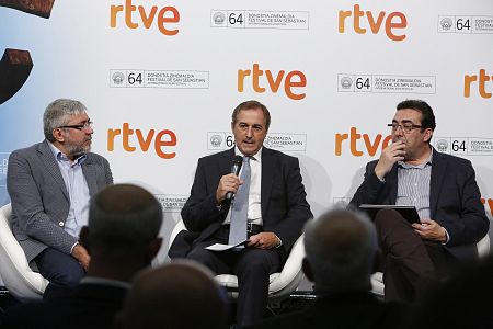 Fernando López Puig, Eladio Jareño y Juanma Hidalgo, en la rueda de prensa de RTVE en San Sebastián