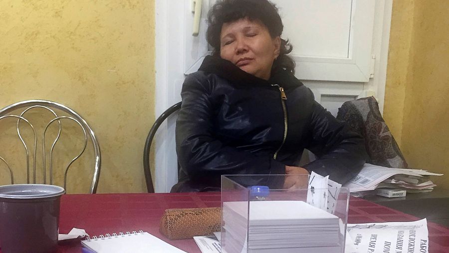Una componente de la Comisión Electoral dormita en el pueblo de Knyazevo, en Bashkortostan, Rusia