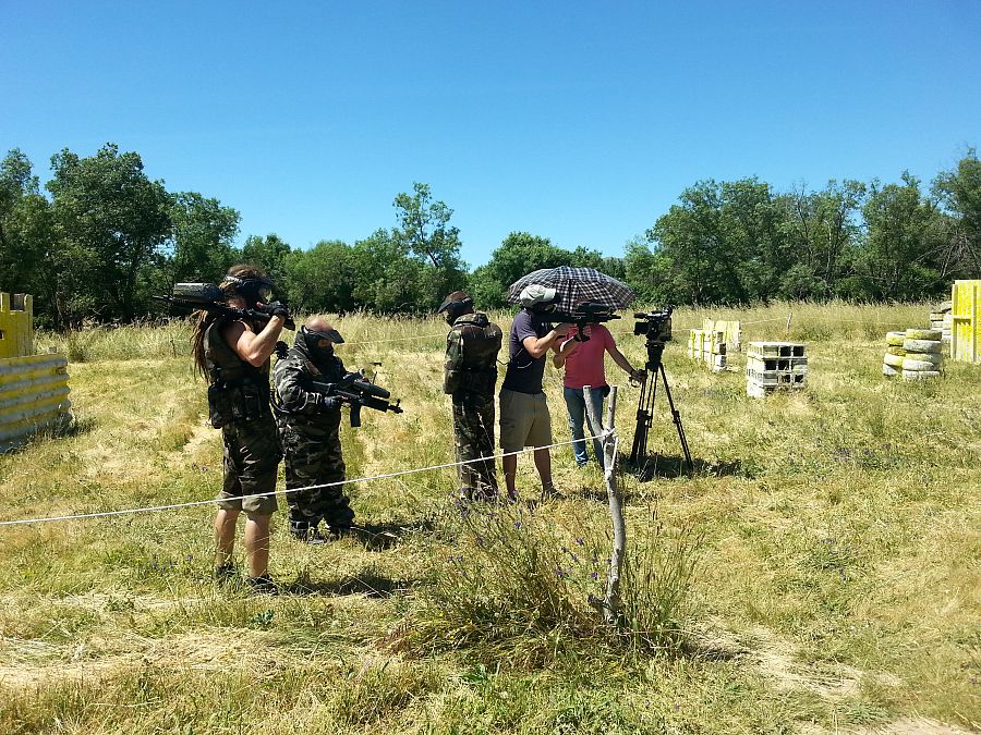 Clara Peñalver y el equipo buscan las localizaciones exactas en Seseña, Toledo, y sufren las duras condiciones que soportaron los actores durante el rodaje