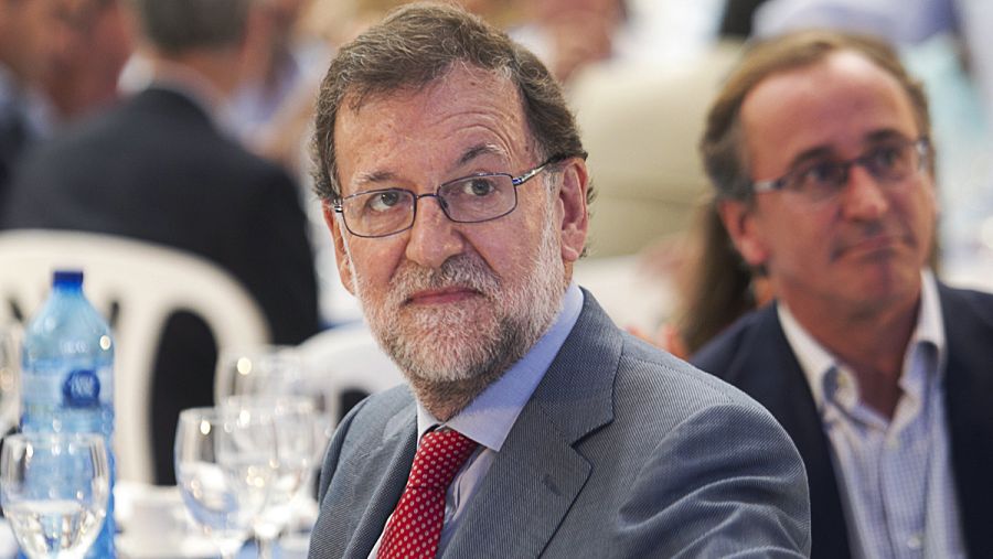 El presidente del Gobierno en funciones y líder del PP, Mariano Rajoy, acompañando a Alfonso Alonso en una comida mitin electoral
