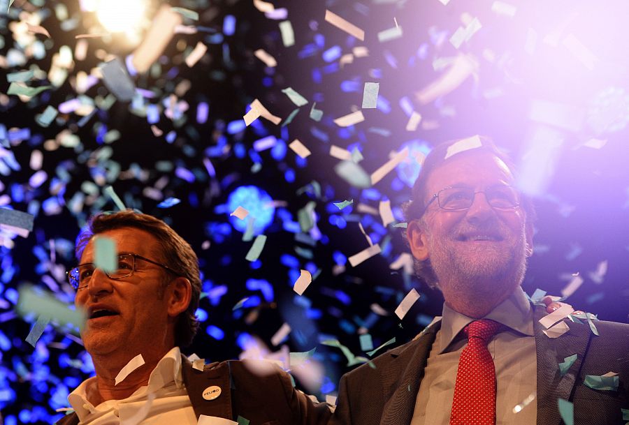 Feijóo y Rajoy saludan al acabar su último mitin, en Vigo