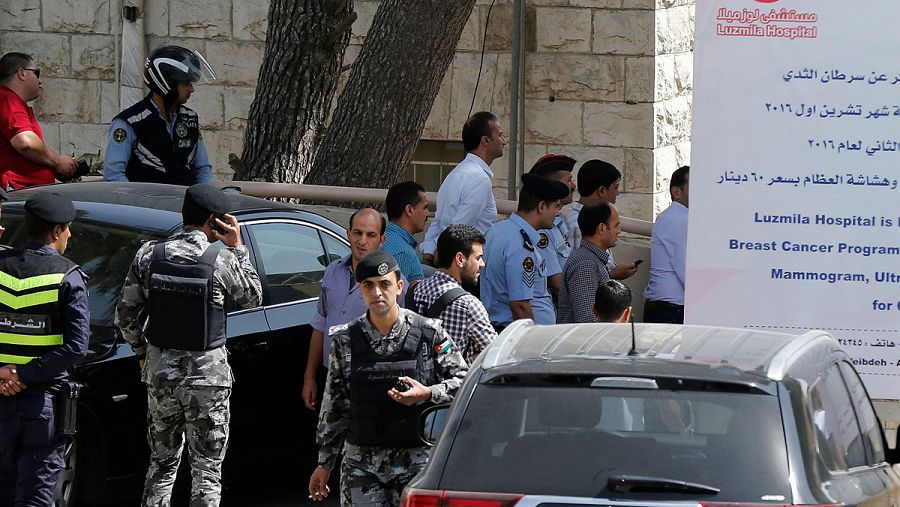 Policías jordanos a las puertas del hospital donde está el cuerpo del escritor Nahed Hattar en Amán