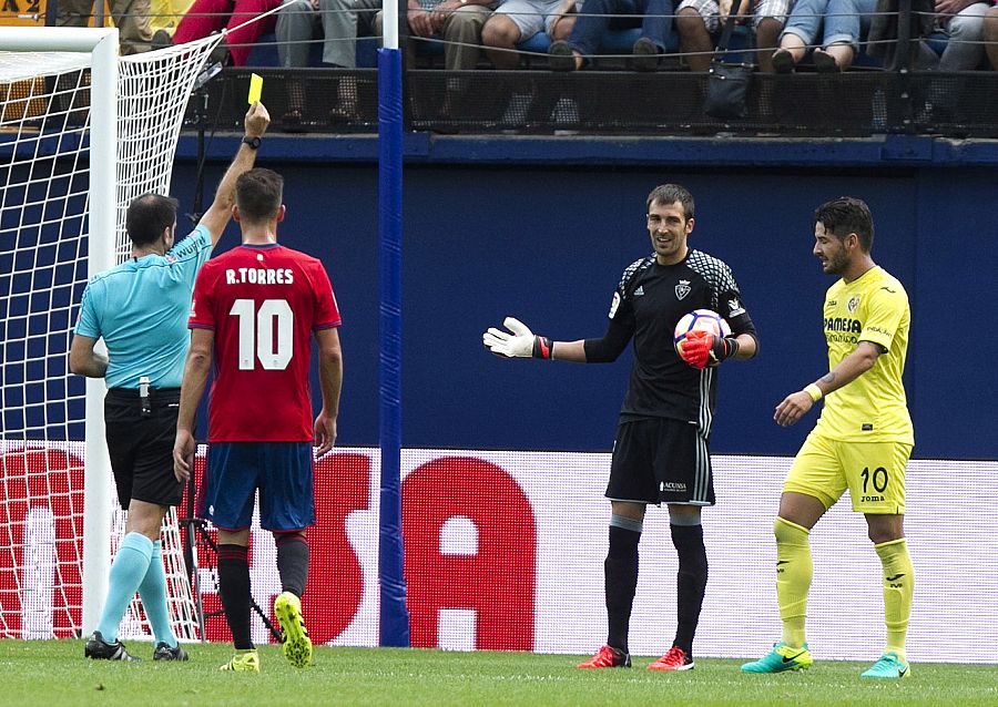 El portero del Osasuna Mario Fernández es amonestado por un penalti frente al Villarreal