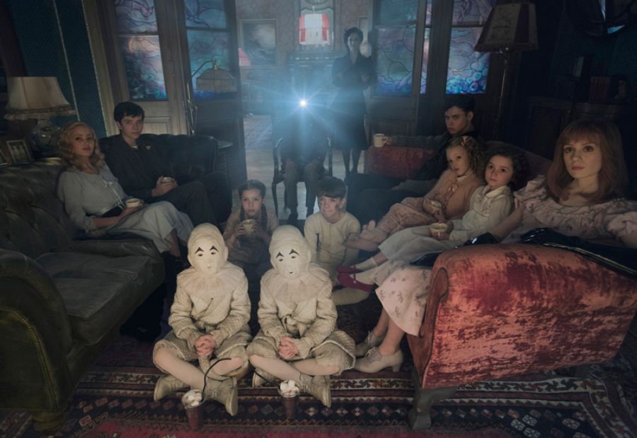 Los niños peculiares disfrutando de una tarde de cine