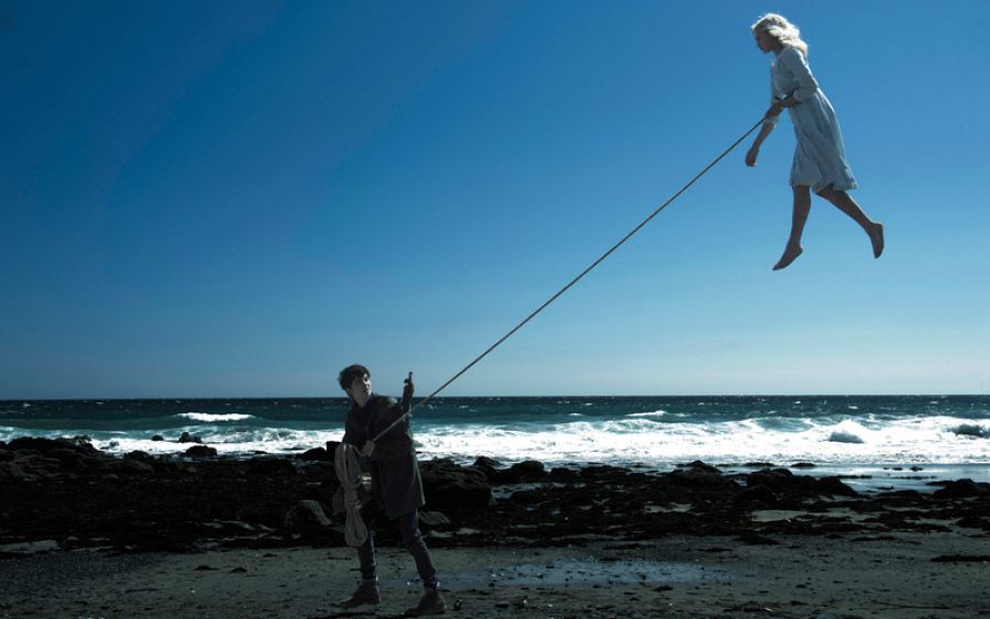 Asa Butterfield y Emma Bloom en una escena de la película