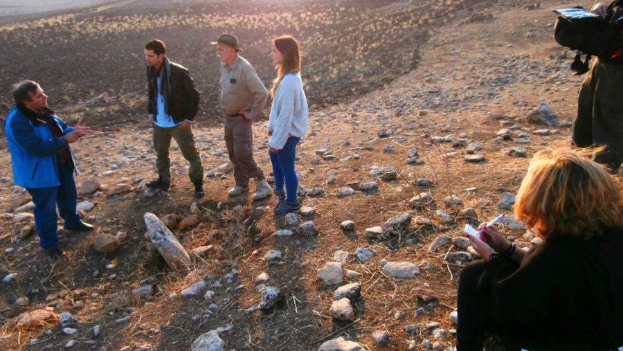 Carlota descubre que el hombre deja de ser cazador-recolector nómada para convertirse en un ciudadano construyendo templos, una actividad vinculada al conocimiento