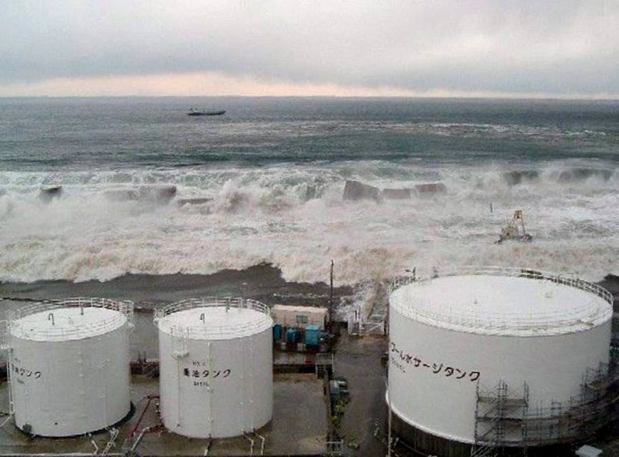 Olas del tsunami inundando edificios de la central de Fukushima una hora después del terremoto.