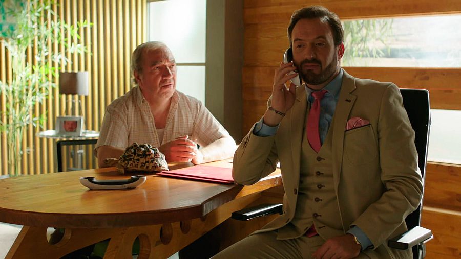 Damián, maquinando con Serafín