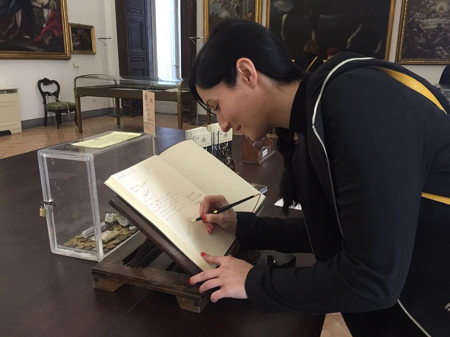 'La mitad invisible' firma en el Pio Monte de la Misericordia