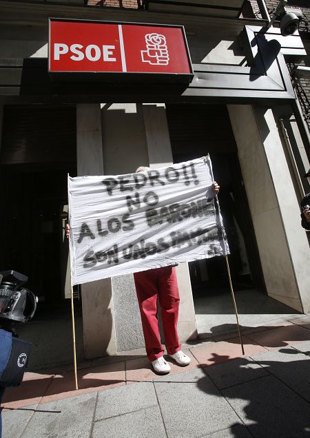 Un simpatizante con una pancarta en la sede del PSOE: 