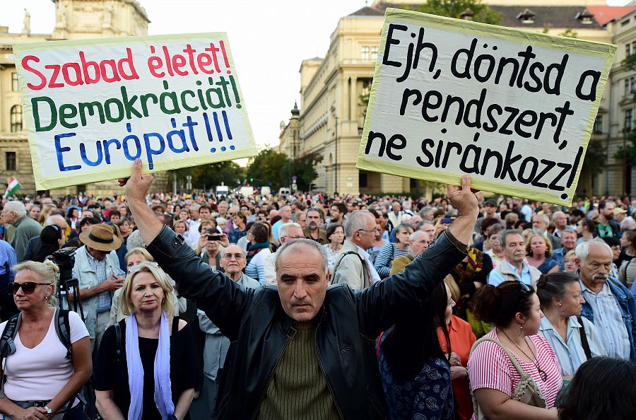Los manifestantes en Budapest reclaman un trato más humano para los refugiados.