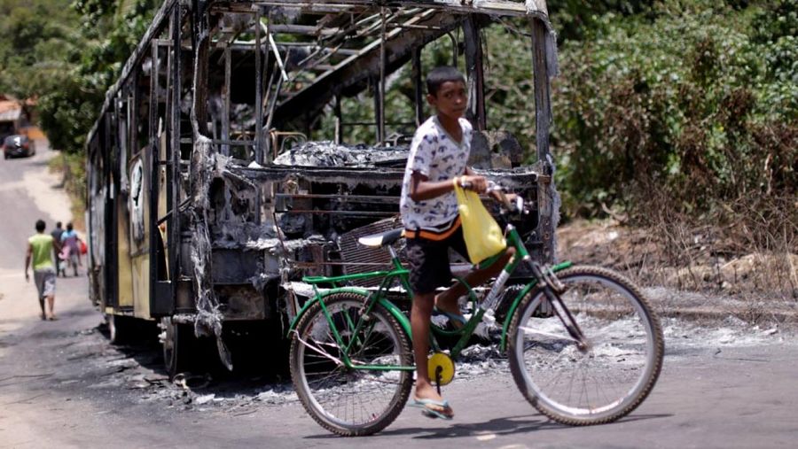 Un autobús quemado durante unos disturbios en Sao Luis