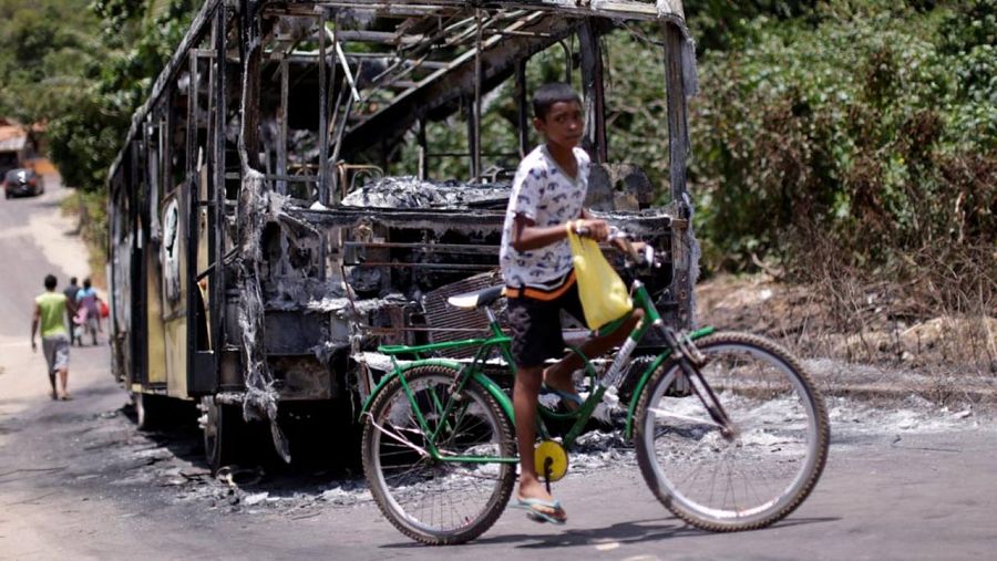 Un autobús quemado durante unos disturbios en Sao Luis