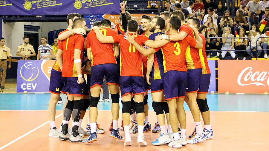 La selección española de voleibol celebra su victoria ante Grecia y se acerca a la clasificación para el Europeo