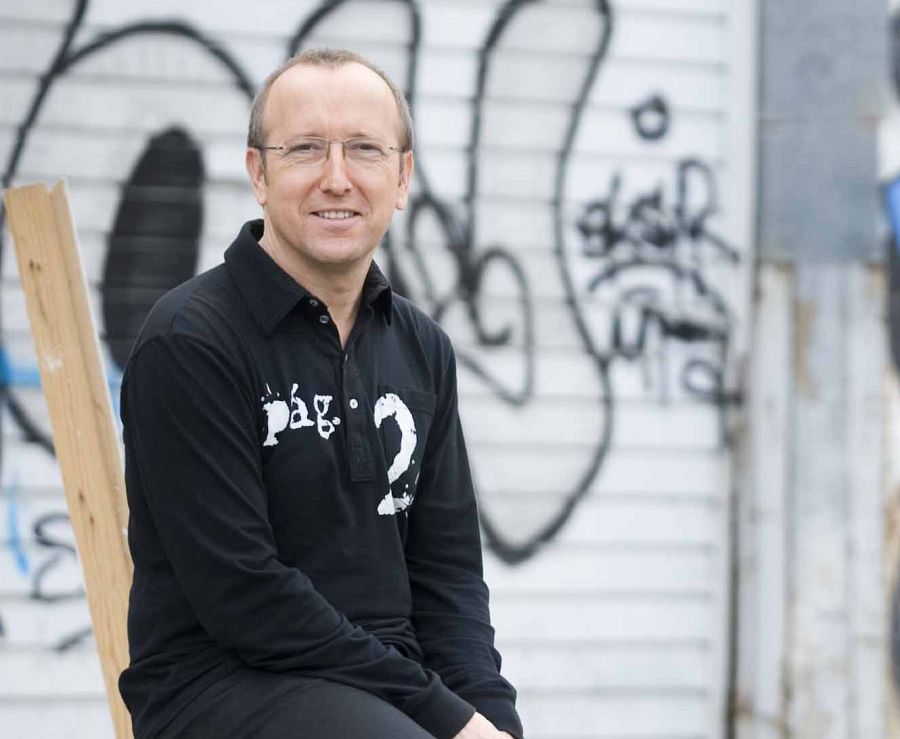 Óscar López viaja a Hondarribia para entrevistar al escritor vasco Fernando Aranburu