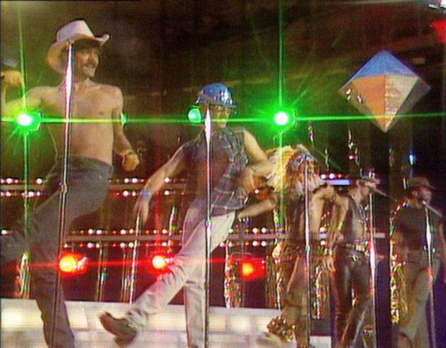 VILLAGE PEOPLE bailando en una fiesta de disfraces