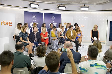 Artistas, representantes de RTVE y Gestmusic y prensa, reunidos en la sala de Torrespaña con motivo de la presentación de 'OT:El reencuentro'