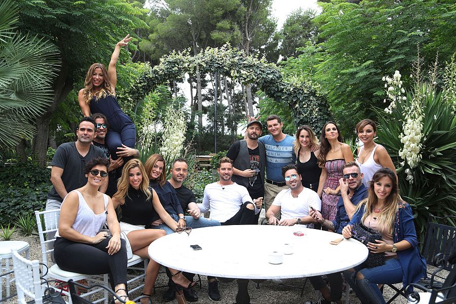 Los 16 artistas de la primera edición de Operación Triunfo, juntos durante la grabación de los documentales