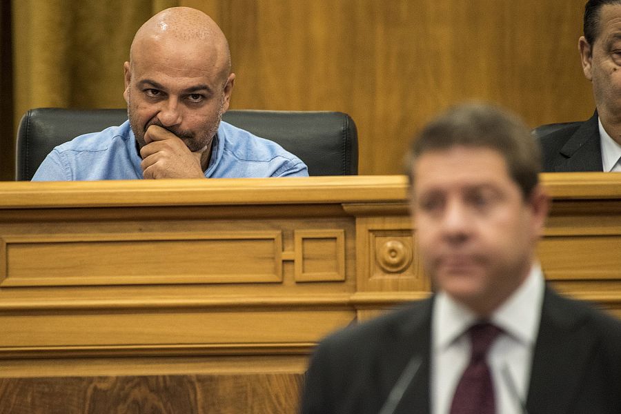 El secretario general de Podemos en Castilla-La Mancha, José García Molina, escucha a García-Page