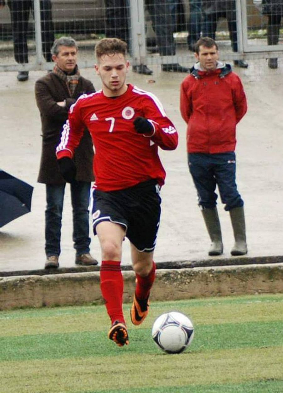 Ringers Selami conduce el balón en uno de sus partidos con la camiseta albanesa.