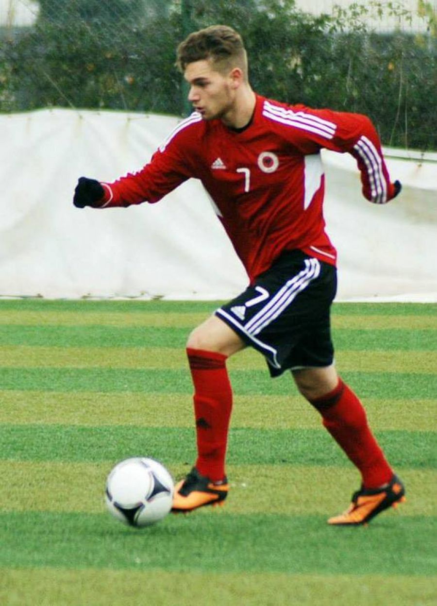 Imagen del jugador albanés Ringers Selami vistiendo la camiseta de su selección.
