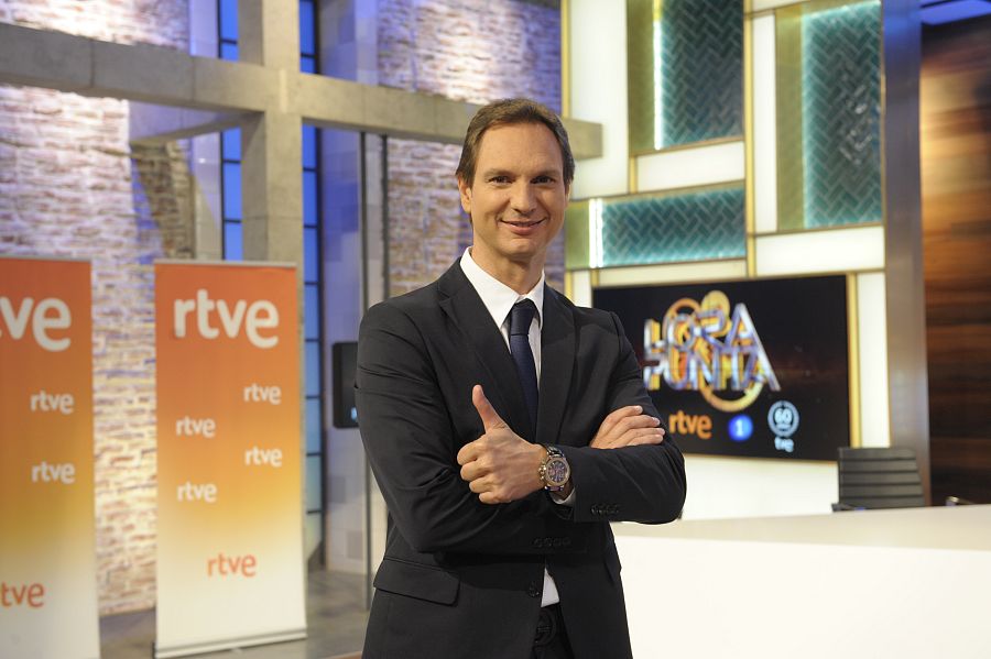 Javier Cárdenas nos cuenta la actualidad con humor en 'Hora Puinta', el nuevo programa de La 1