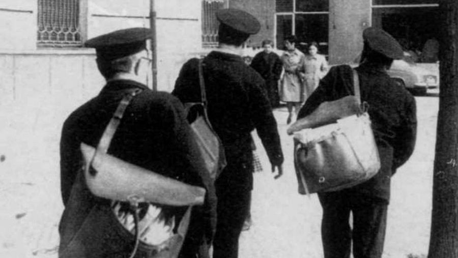 Un cartero con 35 años de oficio pone voz a la profesión en primera persona