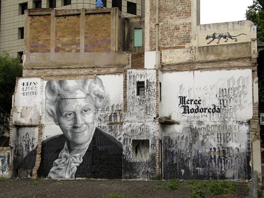 Un mural con el retrato de la escritora Mercè Rodoreda