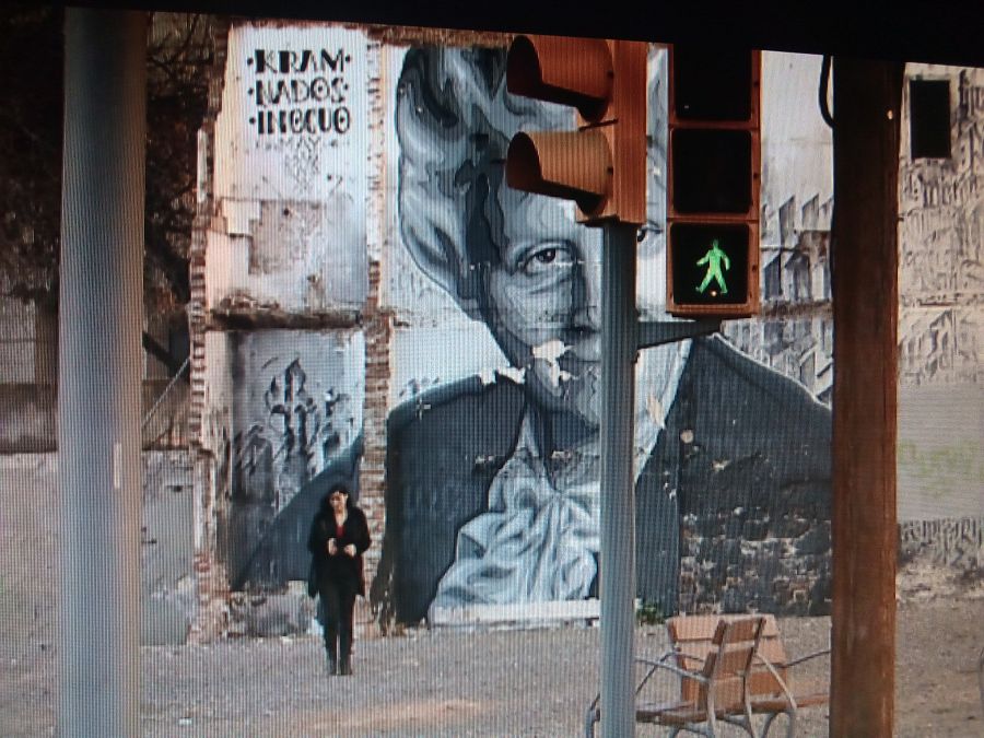 Clara Peñalver, la presentadora de 'La mitad invisible', junto al mural dedicado a la escritora Mercè Rodoreda