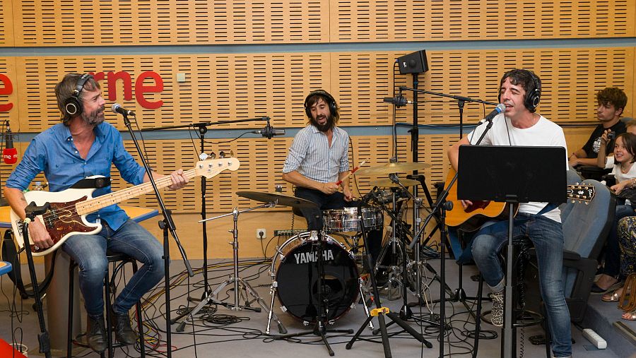 Un momento del acústico, con Marc, Axel y Jes