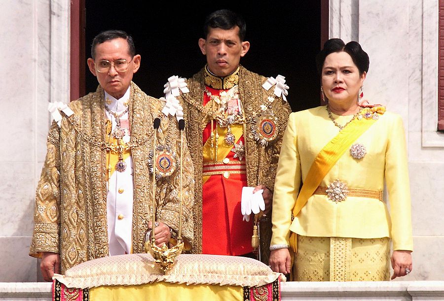 El rey Bhumibol Adulyadej aparece en esta imagen de archivo junto al príncipe heredero Maha Vajiralongkorn y la reina Sirikit.