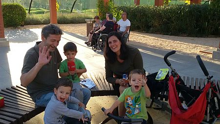 Lola y José Luis, con sus trillizos