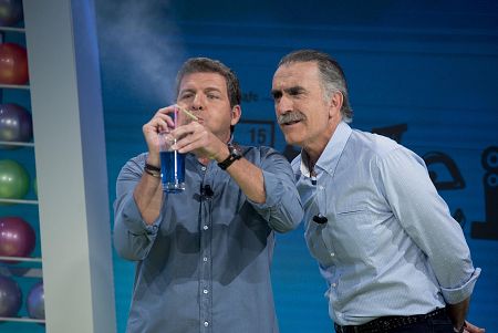 Mario Picazo y su particular profesor jugarán con la presión y la velocidad del aire en su experimento