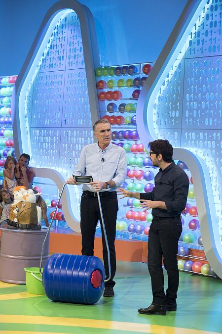 Flipy enseñara este bidón que rueda para transportar agua en África con el objetivo de hacer la vida más fácil